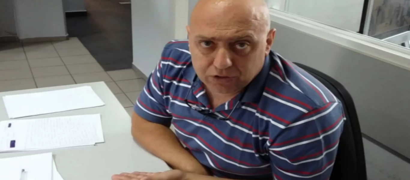 Κώστας Ραπτόπουλος: Έφαγε «καρφωτή» και η αστυνομία εισέβαλε στη ζωντανή εκπομπή του (βίντεο)